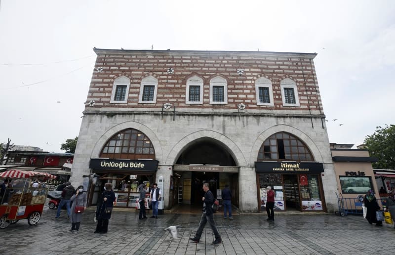 <p>İstanbul Valisi Ali Yerlikaya, buradaki konuşmasında, salgın dolayısıyla geçici süre hizmet veremeyen çarşıları bugün itibarıyla açtıklarını söyledi.</p>