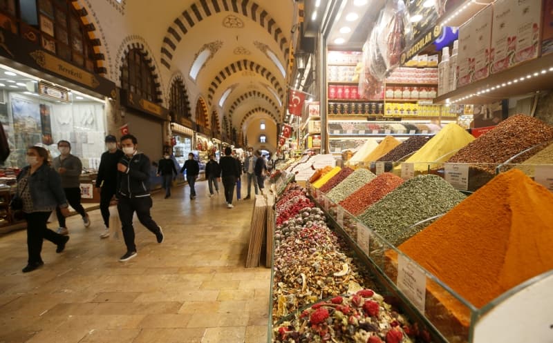<p>Vali Yerlikaya, açılışın ardından çarşıyı gezerek esnafı selamladı ve bazı dükkanları ziyaret ederek hayırlı olsun dileğinde bulundu.</p>