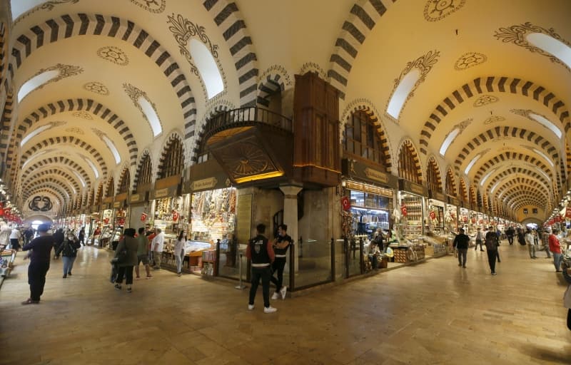 <p>Yerlikaya, maske, sosyal mesafe ve temizlik kurallarını da anımsattı.</p><p>Bilim Kurulunun önerisi doğrultusunda Sağlık Bakanlığının kararıyla Kovid-19 sürecinde devletin dünyaya örnek tedbirler aldığını vurgulayan Yerlikaya, 'Koronavirüs salgınıyla mücadelede gerçekten takdire şayan bir noktaya geldik ama her şey bitmedi. Uzunca bir zamandır evlerimizde kaldık sabrettik, millet-devlet el birliği yaptık güzel neticeler aldık ama kontrollü sosyal hayat diye tanımladığımız bugünlerde yine mücadeleye devam.' diye konuştu.</p>