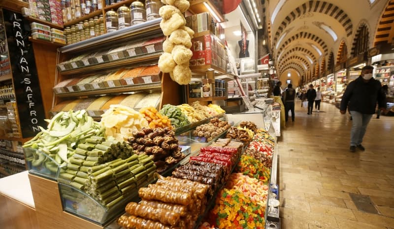 <p>Yerlikaya daha sonra Mısır Çarşısı'na geçerek açılışın esnaf için hayırlı ve bereketli olmasını temenni etti.</p>