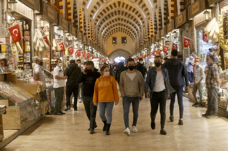 <p>Törene, Fatih Belediye Başkanı Ergün Turan, İstanbul İl Müftüsü Prof. Dr. Mehmet Emin Maşalı, Kapalıçarşı Yönetim Kurulu Başkanı Fatih Kurtulmuş ve esnaf katıldı.</p>