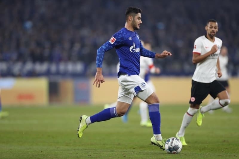 <p><b>'TAKIMIMIZDA 5 TÜRK VAR'</b></p><p><br></p><p>'Bizim takımda benimle birlikte 5 Türk var. Tamamen Türk kültürü var kulüpte, takımın 4'te biri Türk. Takım içinde Almanca konuşuluyor ama biz aramızda Türkçe konuşuyoruz. Almancayı sürekli duyuyorsunuz.'</p>