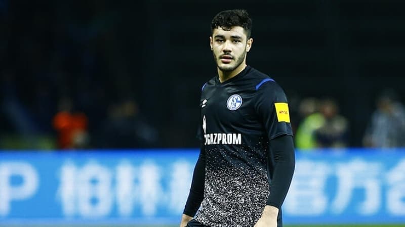 <p><b>'TEKİRDAĞ'DAN 3 SAAT YOL GİDERDİM'</b></p><p><br></p><p>'Galatasaray'dan ayrılmak çok zor geldi. Ben Galatasaray'a 11 yaşında girdim, her gün 3 saat Tekirdağ'dan İstanbul'a gittim. O stadyumda oynayarak hayallerime ulaştım. Benim için çok zor bir karardı ama hedeflerimi önüme koyunca cesur bir karar almam gerekiyordu ve bu kararı aldığım için çok mutluyum.'</p>