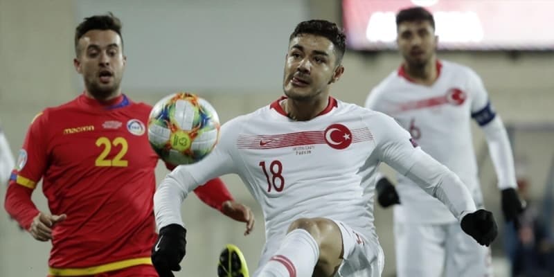 <p><b>'FATİH TERİM SİZE GÜVENİYORSA MAHCUP ETMEMEK ZORUNDASIN'</b></p><p><br></p><p>Birazcık korku ve stres iyidir bence ama sahaya çıktıktan sonra her şey yok oluyor. Fatih Terim size güvendiyse, siz de onu mahcup etmemek zorundasınız. Ben de öyle yaptım. Şampiyonlar Ligi ve ligde üst üste maçlar oynadım. Zamanla heyecanı attım ve iyi maçlar çıkardım.</p>