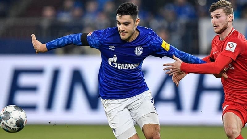 <p><b>'ALMANYA DEMEK, PROBLEM DEMEK'</b></p><p><br></p><p>'Almanya tamamen farklı bir ülke, İstanbul'dan sakin, kuralcı bir şehre geliyorsun. Almanlar Türklere göre daha soğuk. Buna adapte olmam biraz süre aldı. Takımdaki arkadaşlarım yardım etti ama dediğim gibi alışmak zamanımı aldı. Almanya demek, problem demek. Taşındım, koltuk siparişi verdim, 12 haftada geldi koltuklarım. Allah'tan bir Türk buldum, bana numunelik eşya verdi. Almanların pratik zekası sıfır, 12 haftaysa, 12 hafta. Ne yazıyorsa o.'</p>