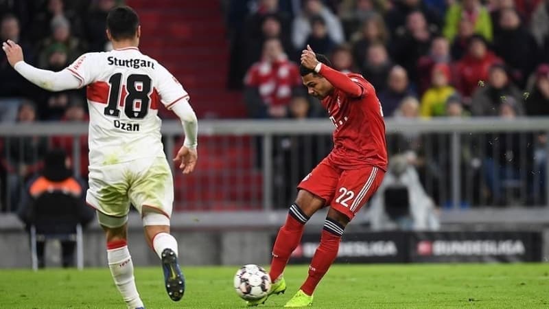 <p><b>'GEÇİCİ OLARAK BİR TERCÜMAN VERDİLER'</b></p><p><br></p><p>'İngilizce'm vardı ama Almanca'm hiç yoktu. Tamamen farklı bir ülke, farklı bir dil, ilk geldiğimde zorluklar yaşadım. Kulüpte her şey Almanca oluyor, dersler almaya başladım. Takım toplantıları Almanca, takımda hep Almanca. Kaosun ortasına geldim ve zor bir dönem yaşadım. Söyledim, geçici olarak bir tercüman verdiler. Almanca dersleri almaya başladım, şu anda bir sıkıntım yok, günlük hayatı devam ettirecek kadar Almanca'm var.'</p>