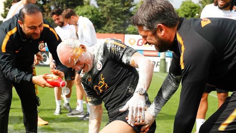 <p>Türkiye'de de kalecilik kariyerimden sonra, kaleci antrenörlüğü yaparak birlikte çalıştık. </p>