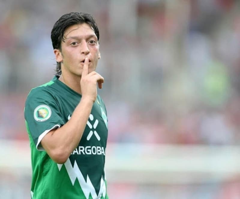 <p>Sen Mesut Özil'i Werder Bremen'deyken alabiliyor musun? O zaman alırsan başarı olur. Anelka, buraya geldikten sonra Chelsea'ye gitti. Geremi, Real Madrid'e gitti. Okocha, PSG'ye gitti. Sen bunları bulabilirsen başarı zaten.</p>