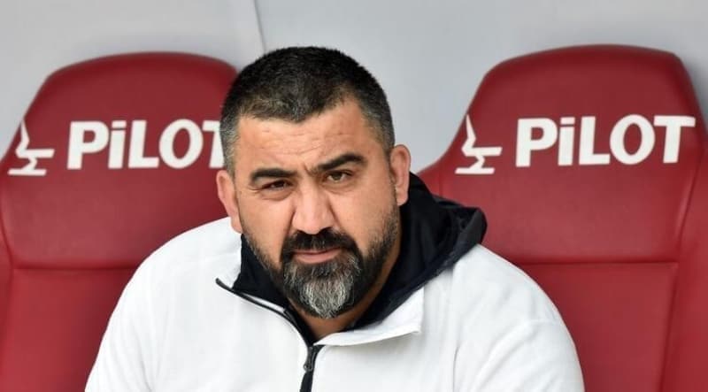 <p>Hakan Çalhanoğlu çok severim, aslan gibi çocuk. Her seferinde Galatasaray'ı sevdiğini söylüyor. Ne yapacak, bedavaya mı gelecek? Parayı verdikten sonra herkesi getirebilirsin. 38 yaşındaki Ibrahimovic konuşuluyor. Ya kulüpler borç batağında dolaşıyor. Bir şeyler söylerken gerçeklik payı olmalı.</p>