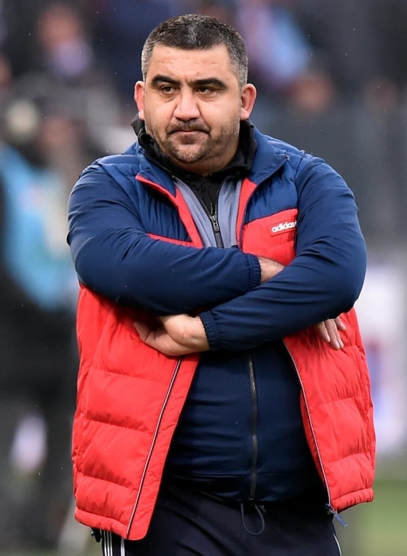 <p><b>'DEVAM ETMEK İSTİYORUM' </b></p><p>Kariyer planlamasında hedef tabii ki antrenörlüğe devam etmek. Hangi kapılar açılır hangi kapılar kapanır bilinmez tabii. Yapmış olmak için değil, doğru insanlarla yapmak istiyorum. Birçok antrenör boşta. Her hoca görev almak ister. Yabancı dil, bir hoca için olmazsa olmaz. Çünkü oyuncuyla diyalog içindeyiz. Bosna'da oyuncu bulmak daha kolay. Orada bizdeki gibi çocuklar dışarıda iPad ile gezmiyor.</p>