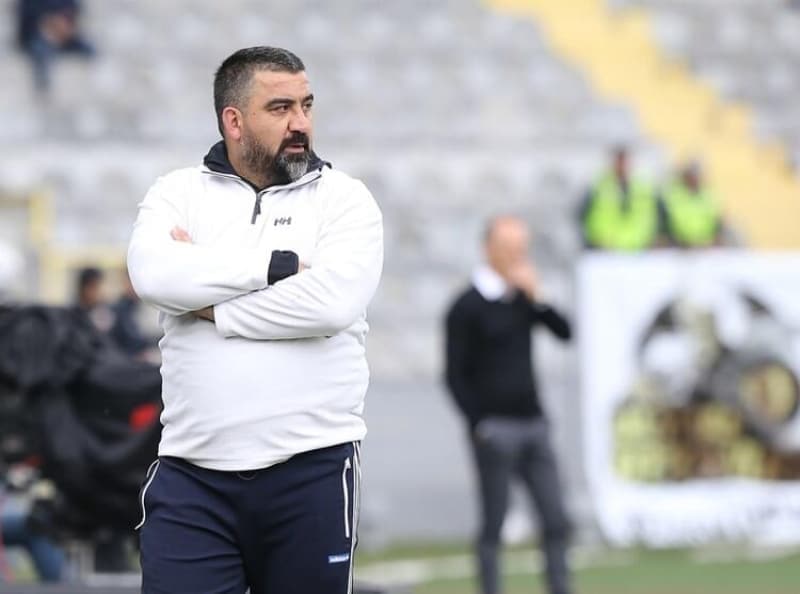 <p><b>'ZİHNİYET DEĞİŞMELİ' </b></p><p>Avrupa'da 1-2 sene kupa getiremeyen hocalarla 5 yıllık sözleşme uzatıyorlar. Türkiye'de bir hoca Şampiyonlar Ligi finaline çıkarsın, seneye şampiyon olamasın yine gönderirler. Hocaları değil, statları değil zihniyeti değiştirmemiz gerekiyor.</p>