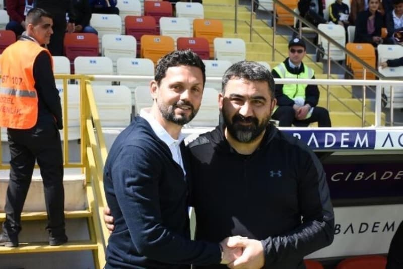 <p><b>'KİM DERDİ Kİ EROL BULUT...' </b></p><p>Bugün için Fenerbahçe beklentim yok. Hayallerimin olduğunu ama bir beklentim olmadığını hep söyledim. O yüzden bunun hakkında çok konuşmak istemiyorum. Bazı şeyler çok çabuk gelişiyor. Kim derdi ki 2 sene önce Erol Bulut'un adı Fenerbahçe ile geçecek diye. Evet hayallerim var ama beklentilerim yok.</p>