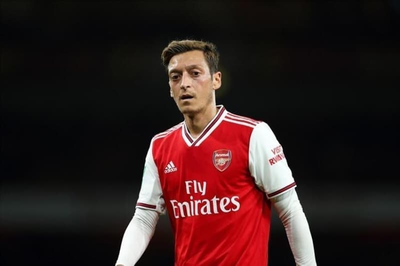 <p><b>'KİM VERECEK BU PARAYI?' </b></p><p>Mesut, haftada 350 bin pound alıyor. Yıllık 20 milyon dolar gibi bir para ediyor. Kim verecek bu parayı Türkiye'de? Kim verecek ya? Siz şimdi Mesut diyorsunuz taraftarı beklentiye sokuyorsunuz, sonra sıradan oyuncu alınca taraftar beğenmiyor.</p>