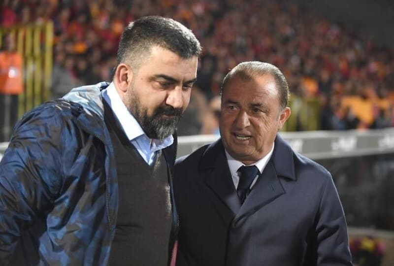 <p><b>'FATİH TERİM İÇİN DÜŞÜNDÜĞÜM ORTADA' </b></p><p>Fatih Terim için ne düşündüğüm ortada. Sürekli söylemenin bir mantığı yok. Bir insan iyiyse iyidir, başarılıysa başarılıdır. Haklıysa haklı, haksızsa haksızdır. Haklıya haklı demek için illa bağlı olduğunuz mensupta olmasına gerek yok. Fiorentina, Milan... Hangimiz bu kulüpleri çalıştırdı? Ben böyle söyleyince insanlar yanlış anlıyor. Çoğu kişinin bende emeği vardır. Şenol hocanın da emeği vardır.</p>