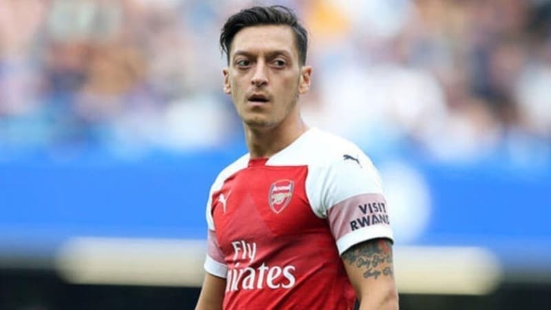 <p><b>'BÜTÜN KONU MESUT ÖZİL Mİ?' </b></p><p>Bütün konumuz bu mu? Mesut Özil mi? Mesut iyi oyuncu ama gelirse gelir, gelmezse gelmez. Bu ülkeye Hagi, Alex geldi ya. Mesut gelmese ne olur? Babasının hayrına da gelecek hali yok. Zaten iki senelik sözleşmesi var kulübünde. Baston alsa yine Türkiye'ye gelme şansı var. Hamit, Roberto Carlos, Anelka geldi bu ülkeye ya</p>