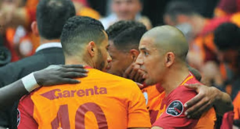 <p>Feghouli'nin Galatasaray ile 2, Belhanda'nın ise 1 yıllık sözleşmesi bulunuyor. iki oyuncu da satılmak isteniyor.</p>