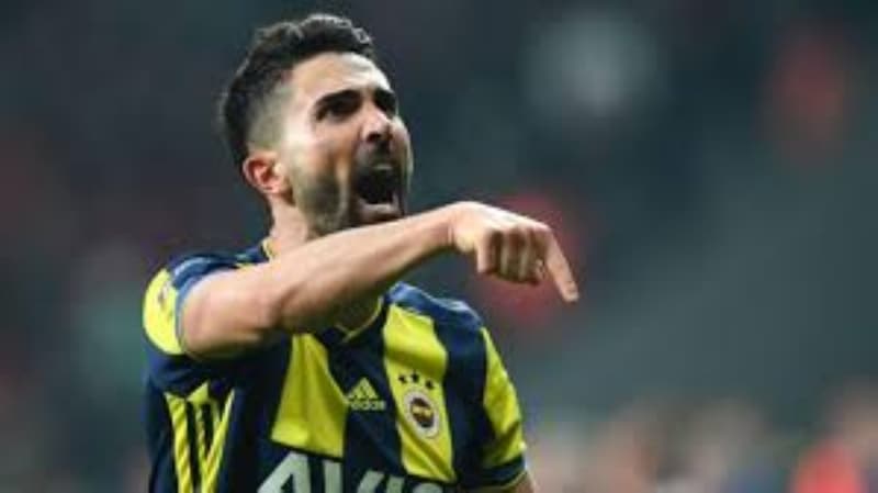 <p>Hasan Ali'nin ilk tercihinin kariyerini yurt dışında sürdürmek olduğu öğrenildi.</p>