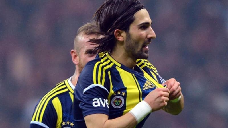 <p>Fenerbahçe yönetiminin yeni sezon öncesi Caner Erkin'in dışında bir de yabancı sol bek almayı hedeflediği ifade ediliyor.</p>