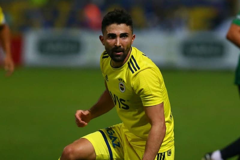 <p>Sezonun bitmesiyle birlikte sözleşmesi sona eren Nagatomo ile yollarını ayıracak olan Galatasaray'ın, Fenerbahçe ile sözleşmesi sona erecek milli futbolcuyu kadrosuna katmak istediği iddia edilmişti.</p>