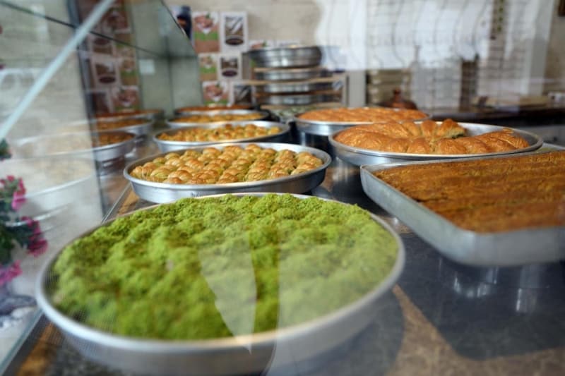 <b>ADIYAMANLI USTALAR: 'CEV�ZL� BAKLAVADA H�LE YOK'</b><p>Ad�yaman'da ise genellikle cevizli baklava t�ketiliyor. Gaziantep'e kom�u olan Ad�yaman'da ustalar cevizli baklavan�n ekonomik oldu�u i�in kentte daha �ok talep g�rd���n�, cevizli baklava �retiminde hile yapman�n neredeyse imkans�z oldu�una dikkat �ekti.&nbsp;</p>