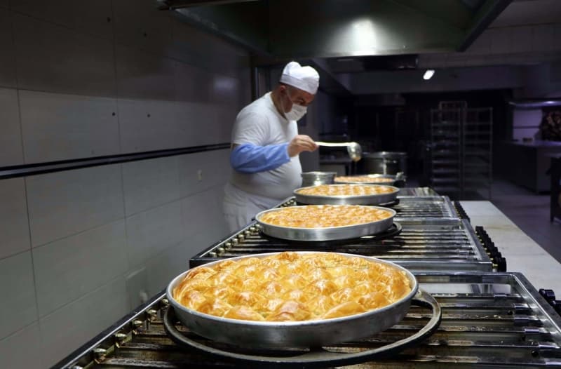 <b>VATANDA�IN TERC�H� DE FISTIKLI BAKLAVA</b><p>�te yandan Gaziantep'teki vatanda�lar, baklavay� f�st�ks�z d���nemeyeceklerini s�yledi. Cevizli baklavan�n tad�na dahi bakmad�klar�n� ve bakmay� d���nmediklerini anlatan bir vatanda�, 'Baklava denilince akla f�st�k gelir. F�st�k olmayan baklava d���nemiyoruz. Gaziantep'te cevizli baklava yapan yok yapsa da satamaz. ��nk� kimse cevizli baklavan�n tad�na bile bakmaz. F�st�kla yap�lan baklavad�r, ceviz veya f�nd�k ile yap�lan sadece baklavaya benzetilmi� tatl� olur' dedi.<b><br></b></p>