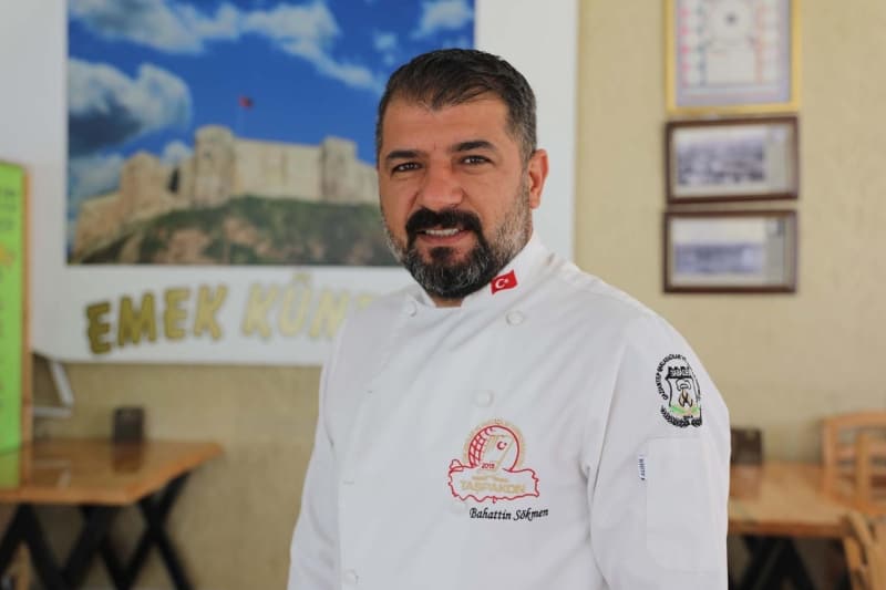 <p>��nk� ceviz g�r�n�m�n� olu�turmak veya cevizi and�ran katk� maddesi ile baklava yapmak imkans�z. Cevizin daha ucuz olmas� ve kolay bulunmas� nedeniyle tercihimizi bu y�nde kullan�yoruz. Ekonomik olmas� ve g�zel tad� nedeniyle vatanda�lar�m�z da cevizli baklavay� tercih ediyor. �steyen olur diye f�st�kl� baklava sat�yoruz ama �retimimiz cevizli baklava ve talep �ok fazla' diye konu�tu.</p>