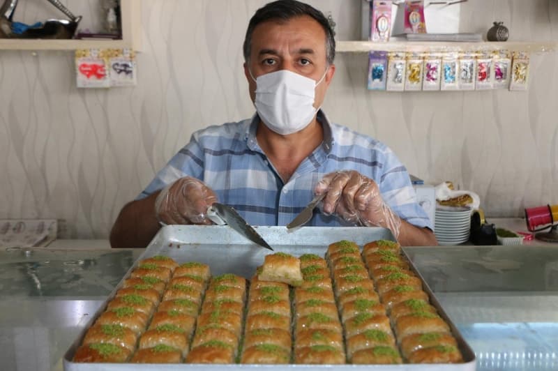 <p>Kentte �retilen �erbetli tatl�lara da ceviz konulmad���n� aktaran S�kmen, cevizli baklavay� sadece nadiren gelen sipari� �zerine yapt�klar�n� ifade etti.</p>