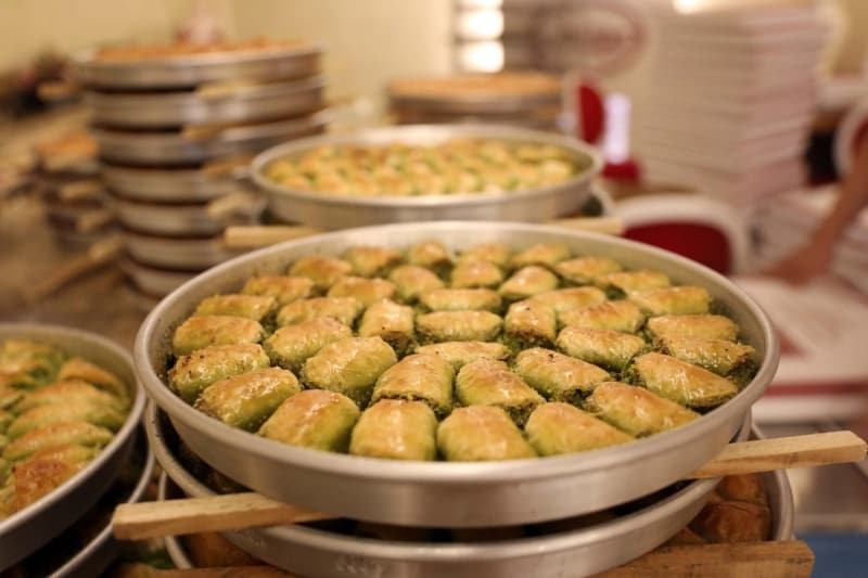 <b>'FISTIK' BAKLAVANIN OLMAZSA OLMAZIDIR</b><p>UNESCO'nun Gastronomi dal�nda 'Yarat�c� �ehirler A��'nda yer alan Gaziantep'in simgesi olan f�st�k ile �retilen baklava kentin vazge�ilmez lezzetlerinin ba��nda geliyor. G�neydo�u Anadolu A���lar ve Pastac�lar Federasyonu Ba�kan� Bahattin S�kmen, baklavan�n f�st�ks�z olamayaca��n� s�yledi. F�st���n baklavan�n olmazsa olmaz� oldu�una dikkat �eken S�kmen, f�st�k d���ndaki ceviz veya f�nd�kla yap�lan baklavan�n ise Antepf�st��� ile yap�lan baklava gibi olamayaca��n� kaydetti.<b><br></b></p>