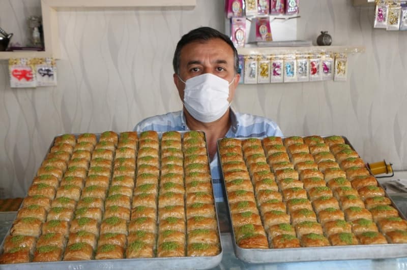<b>ADIYAMANLI USTALAR: 'CEV�ZL� BAKLAVADA H�LE YOK'</b><p>Ad�yaman'da ise genellikle cevizli baklava t�ketiliyor. Gaziantep'e kom�u olan Ad�yaman'da ustalar cevizli baklavan�n ekonomik oldu�u i�in kentte daha �ok talep g�rd���n�, cevizli baklava �retiminde hile yapman�n neredeyse imkans�z oldu�una dikkat �ekti.<span style='font-size: 1.2rem;'>Ad�yaman'da y�llard�r pastane i�leten ve cevizli baklava yapan Mehmet �zdemir, Gaziantep baklavas�n�n f�st�kl� olarak yap�ld���n� ve art niyetli i�letmelerin ucuza mal etmek i�in katk� maddesi ile kalitesiz �retim yapt���n� ifade etti. F�st�k yerine bezelye veya boyal� katk� maddeleri ile f�st�k g�r�n�ml� baklava �retildi�ini, Ad�yaman'da ise cevizli baklavan�n hilesiz olarak vatanda�a sunuldu�unu anlatan �zdemir, 'Cevizle ilgili hile yapmak m�mk�n de�il.<br>&nbsp;</span></p><p>&nbsp;</p>