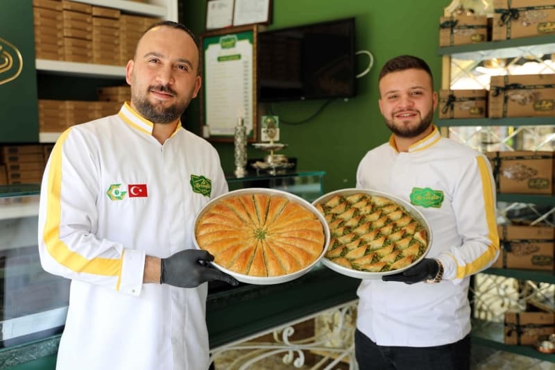 <p>Ad�yamanl� vatanda�lar da tercihlerini f�st�kl� yerine cevizli baklavadan yana kulland�klar�n� ifade etti. Cevizli baklavan�n hem uygun hem de tat olarak f�st�kl� baklavadan daha g�zel oldu�unu ifade eden bir vatanda� da, 'F�st�kl� baklava hem pahal� hem de i�inde ne oldu�u konusunda s�rekli tedirginlik ya��yoruz. Cevizli baklava hem ucuz hem g�zel. Bu nedenle bizim i�in baklava en g�zel cevizle yap�lan�d�r' dedi.</p>