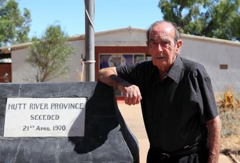 <p>HUTT RİVER PRENSLİĞİ<br></p><p>21 Nisan 1970'te Leonard Casley adında bir çiftçi tarafından Avustralya'dan ayrılarak 75 kilometrekarelik tarım toprakları üzerinde kurulan bir mikro ulustur. Batı Avustralya'da, Perth şehrinin 595 km kuzeyinde yer alan bağımsız mikro ulusun toprakları Hong Kong kıyaslanabilecek miktardadır. Prenslik, aynı zamanda Kalbarri Milli Parkı'na da yakın bir konumda bulunuyor.<br></p>