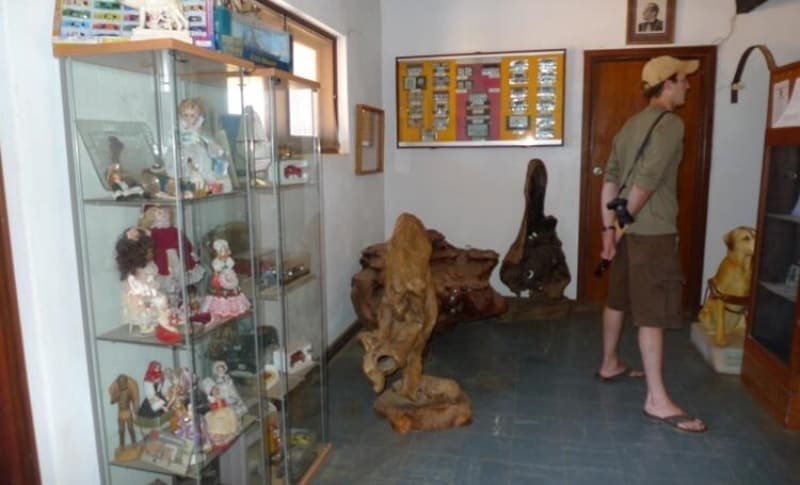 <p>Leonard Casley bu durumdan kurtulmak ister. Bir sulama programı uygular ve tahıl eker. Leonard Casley'in iyi bir ürün elde ettiği ilk yılda, Batı Avustralya'nın tahıl ambarındaki diğer çiftlikler de iyi mahsul elde etmişlerdir. Bunun üzerine üretim miktarını kısıtlayan bir kota yasası çıkartılır. Leonard Casley gelirinin yüzde 10'unu kaybeder. Buna karşılık yasal yollarla hakkını aramak ister, fakat yargıçların yasaları değiştirme yetkileri olmaması nedeniyle kendisine yardımcı olamamalarından dolayı davaları kaybeder.Leonard Casley hayal kırıklığı ile Avustralya mahkemelerinde adalet arar. Avustralya Anayasasında, faydalanabileceği bir takım yasal boşluklar mevcuttur. Bu gerçeği Leonard Casley kullanır. 1970'de, kendisine ait tarım istasyonu ile Avustralya'dan kopar ve 'Hutt River Province'i kurarak bağımsızlığını ilan eder.</p>