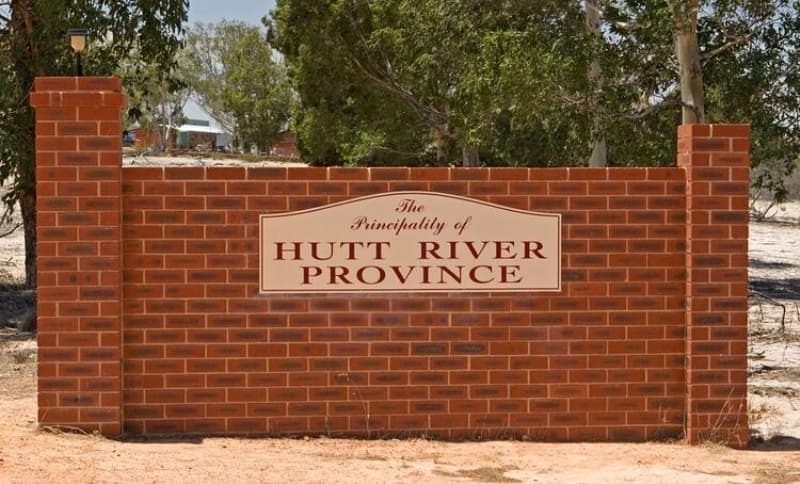 <p>Hürriyet'in derlediği habere göre, Leonard Casley bu durumdan kurtulmak ister. Bir sulama programı uygular ve tahıl eker. Leonard Casley'in iyi bir ürün elde ettiği ilk yılda, Batı Avustralya'nın tahıl ambarındaki diğer çiftlikler de iyi mahsul elde etmişlerdir. Bunun üzerine üretim miktarını kısıtlayan bir kota yasası çıkartılır. Leonard Casley gelirinin yüzde 10'unu kaybeder. Buna karşılık yasal yollarla hakkını aramak ister, fakat yargıçların yasaları değiştirme yetkileri olmaması nedeniyle kendisine yardımcı olamamalarından dolayı davaları kaybeder.Leonard Casley hayal kırıklığı ile Avustralya mahkemelerinde adalet arar. Avustralya Anayasasında, faydalanabileceği bir takım yasal boşluklar mevcuttur. Bu gerçeği Leonard Casley kullanır. 1970'de, kendisine ait tarım istasyonu ile Avustralya'dan kopar ve 'Hutt River Province'i kurarak bağımsızlığını ilan eder.</p>