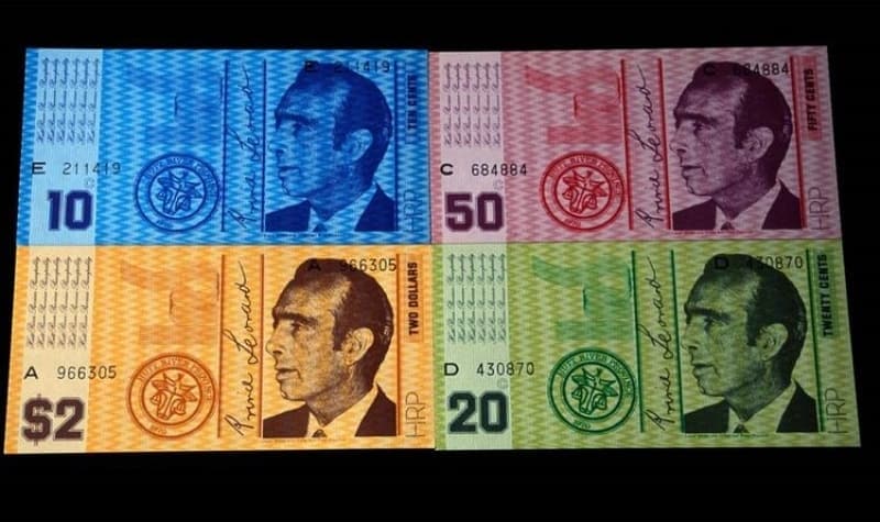 <p>Leonard Casley, Northampton yakınında büyük bir çiftlik satın alır. Bölgedeki bitki örtüsü, sadece koyun veya sığır ya da sadece sığır yetiştiriciliği için uygundur. Yağmurların yeterli olduğu yıllarda, iyi beslenen koyunların yünleri bol ve kaliteli olmaktadır. Diğer çiftçilerin de aynı şekilde kaliteli yün üretmeleri sebebiyle, hedeflenen fiyata ulaşılamayıp, kar düşük kalacaktır. Yeterli yağmurun olmadığı yıllarda, koyunlar iyi beslenememekte, yün nitelik ve nicelik olarak düşük olmaktadır.</p>