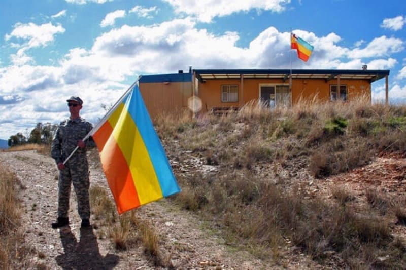 <p>ATLANTİUM İMPARATORLUĞU</p><p>Avustralya'ın Sidney şehrindeki bir apartman dairesinde George Cruickshank tarafından kurulan bir mikro devlettir. Devlet kurma fikrinin 30 yıl öncesine dayandığını dile getiren Kral George, “15 yaşında ailem bana ‘Dünyanın gidişatını beğenmezsen kendi yolunu çiz’ diye telkinde bulundu. Önceleri siyasi parti kurmayı düşündüm. Ancak daha sonra bu fikrimden vazgeçerek iki kuzenimle kendi devletimi kurdum” der. Atlantium, Avustralya'dan bağımsız değildir. 2008 yılı verilerine göre, tüm dünyadan 1200'den fazla vatandaşı var.<br></p>