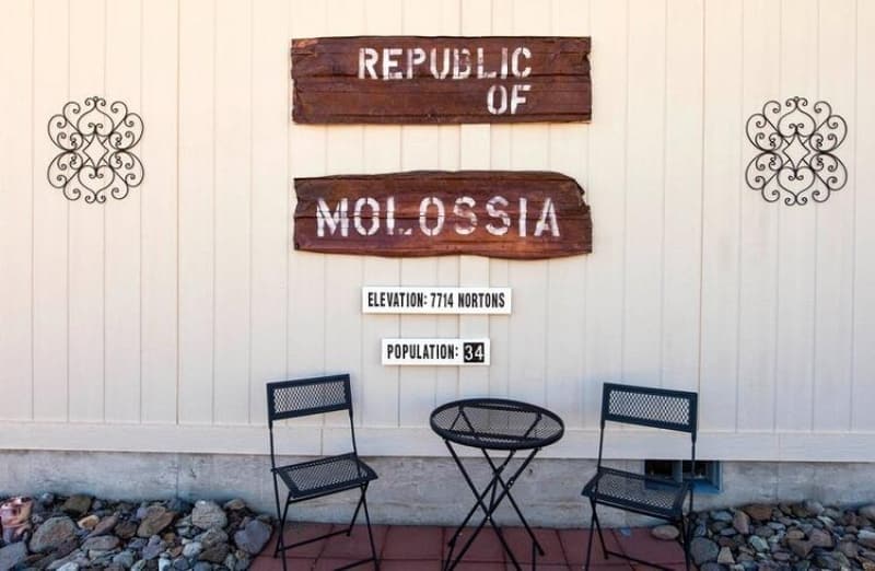 <p>Molosya’nın başkanlık sarayı, tahmin edilebileceği gibi Kevin Baugh’un evi. Molosya’nın nüfusu birkaç köpek dâhil 34 kişi. Ülkede bir de kedi yaşıyor ama Devlet Başkanı Kevin Baugh, güvensiz ve etrafı provake edici bulduğu kediye vatandaşlık vermediğini söylüyor.</p>