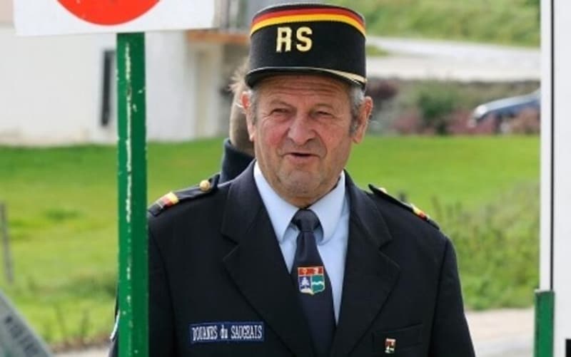 <p>SAUGEAİS CUMHURİYETİ<br></p><p>1947 yılında bir şaka olarak Fransa-İsviçre sınırında kurulan devlet, 11 kasabadan oluşuyor. Günümüzde kendi tasarladıkları kimlik kartları verip, resmi pullar vs. satan, popüler bir turistik cazibe merkezidir.<br></p>