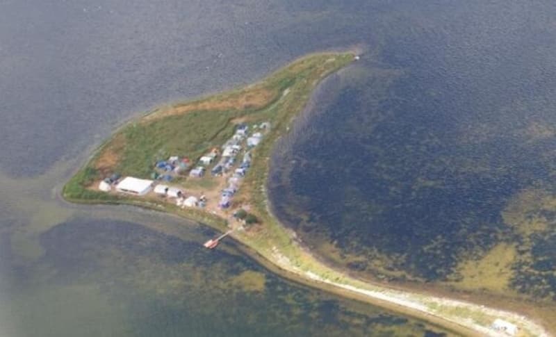 <p>ELLEORE KRALLIĞI</p><p>Danimarka kıyılarındaki bir adada 1944 yılında kurulan bu mikro ulus, günümüzde, yılda bir hafta hariç tamamen ıssız. Yılda bir hafta gelip kuruluşlarını kutluyorlar. Elleore Krallığı'nın vatandaşları kendi şarkılarını, danslarını ve hatta 'Cracket' denilen kendi sporlarını yaratmış durumdalar. Bu mikro ulusta konserve sardalya ve meşhur 'Robinson Crusoe' kitabı her nedense yasak. Krallık tarihi Danimarka okullarında öğretiliyor ve mikro ulusun vatandaşları kimlikleriyle gurur duyuyorlar.<br></p>