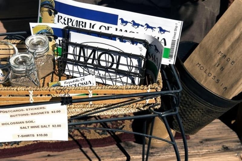 <p>Bu parodi ‘ülke’yi ziyaret eden çok sayıda turist, ilginç deneyimlerini çektirdikleri fotoğraflarla bol bol sosyal medyada paylaşıyor.</p>