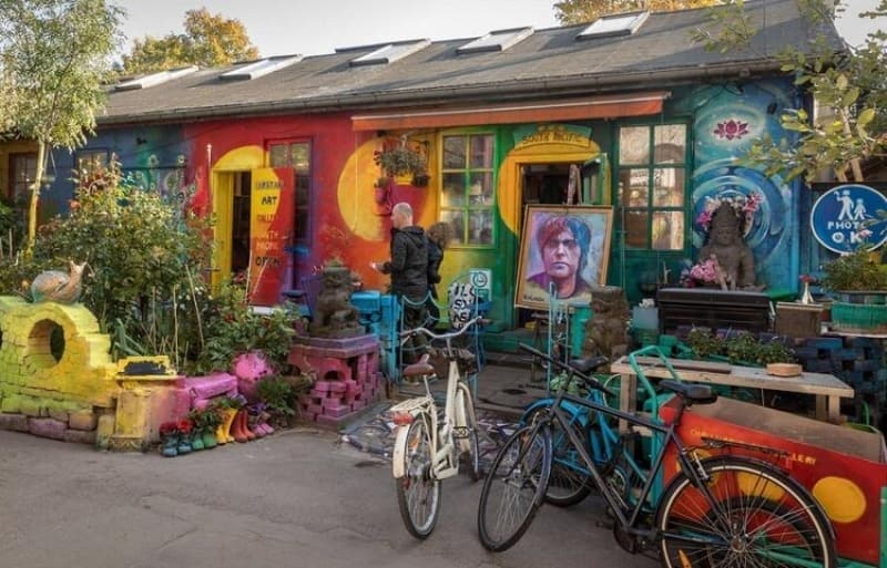 <p>Christiania’ya adım attığınızda müzik, resim gibi pek çok sanat dalının ve sporun ön planda olduğunu görebilirsiniz. Burada birbirinden renkli grafitilerin süslediği duvarlar, organik kafeler ve marketler, konser alanları, sanat galerileri de yer alıyor.</p>