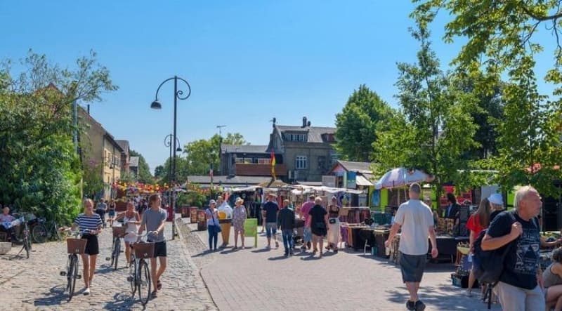 <p>CHRİSTİANİA</p><p>40 yıl boyunca Christiania’nın yerlileri ile hükümet arasında pek çok kavgalar ve çatışmalar yaşanmış. Fakat Christianialılar davasından hiç vazgeçmemişler. Nisan 2011’de Danimarka hükümeti ile Christiania’nın geleceği hakkında görüşmeler devam ettiği için Christiania halkı geçici olarak bu bölgeyi kapatıp sonra tekrar açmışlar.<br></p>