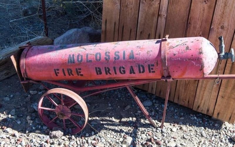 <p>Baugh, Molosya adının İspanyolca 'küçük kayalık tepe' anlamına gelen 'morro' sözcüğünden türediğini belirtiyor. Fantezi nitelikli bir mikro ulus olan Molosya’yı ziyaret etmek için pasaport gerekiyor ve ‘ülkeye’ giriş yapan turistlerin pasaportuna ‘Molosya Cumhuriyeti’ damgası vuruluyor.</p>