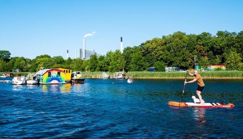 <p>‘Christiania’ tabelası ile bu sınırlara girdiğini ve ‘Şu anda Avrupa Birliği’ne giriyorsunuz’ tabelası ile artık bu sınırlardan çıkıp tekrar Kopenhag’a geri döndüğünü anlıyorsunuz.</p>