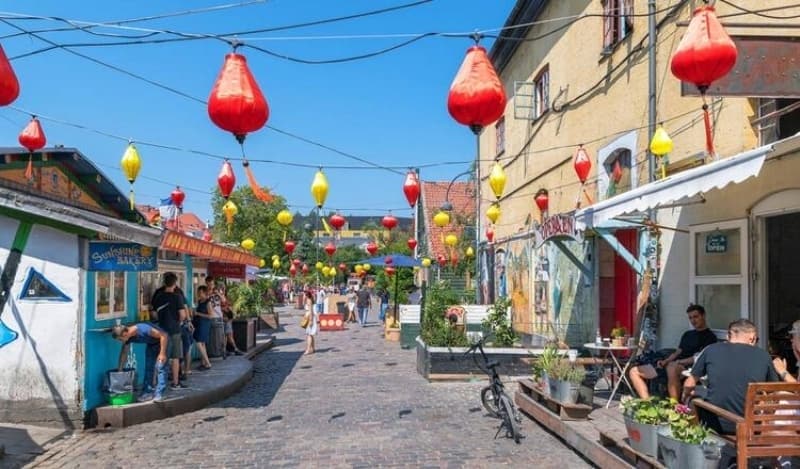 <p>Tüm bu zorlu mücadelelerin sonunda ise, Temmuz 2012’de resmi olarak ‘Freetown Christiania’ (Özgür Bölge Christiania) kurulmuş. Avrupa Birliği’nin kurallarını reddeden, kendi kurallarını uygulayan bu bölgenin Kopenhag ile sınırları nasıl ayrılıyor? Tek bir adımla gerçekten tüm kurallar değişiyor mu?</p>