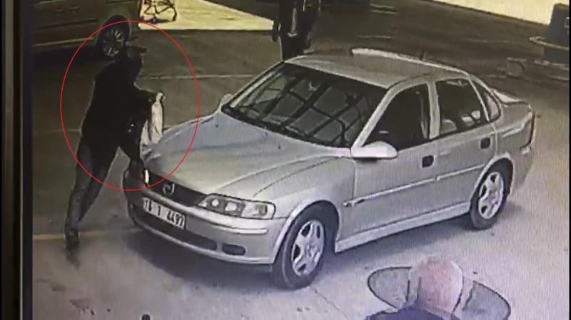 <p>Çalışmaz yaralı halde sürmeye devam ettiği otomobille yol kenarındaki dinlenme tesisine geldi. Yaralı olarak araçtan indi.</p>