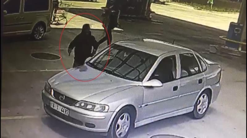 <p>Tartışmanın büyümesi üzerine, kimliği belirsiz kişi, Çalışmaz’ı tabancayla karnından vurdu.</p>