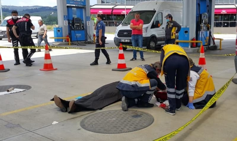 <p>Ağır yaralı Çalışmaz, olay yerinde, sağlık ekiplerinin yaptığı müdahaleye rağmen hayatını kaybetti.<br></p>
