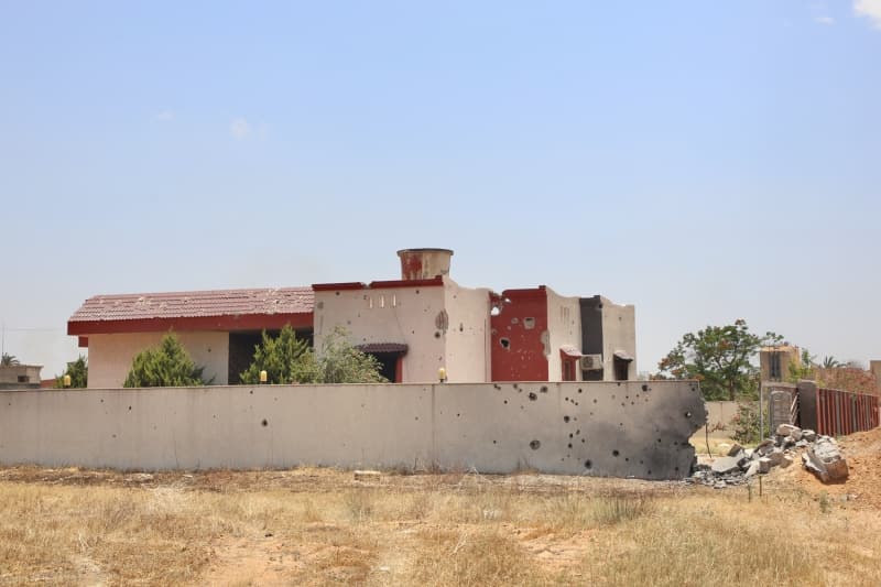 <p>Hafter'e bal milisler, 4 Nisan 2019'da bakenti ele geirmek iin saldr balatm ve lkeyi iddet sarmalna srklemiti. Bu sre zarfnda pek ok yerleim alan hedef alnm ve ok sayda sivil yaamn yitirmiti. Hafter milisleri, 6 Nisan 2019'da bakentteki havalimann igal etmiti.</p>