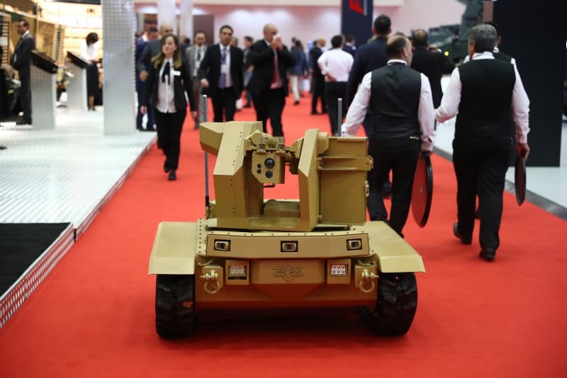 <p>Dediğim gibi ilk seri tanklara yetişmese bile daha sonraki aşamada diğer tanklarımız milli güç sistemi ile alanda olacaklar. Tankın diğer unsurlarıyla ilgili çok fazla bir dışa bağımlılığımız yok, bazı detay noktalarda zaten yerlileştirme çalışmaları devam ediyor. </p>