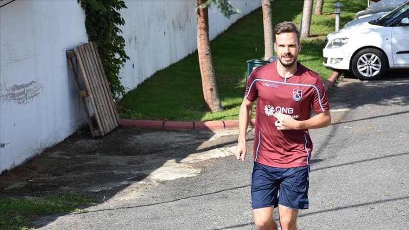 <p><b>KORSAN MENAJERLER</b></p><p><br></p><p>Novak’ın Menajeri Mithat Halis,<b> “Trabzon evrakları göndermediği için oyuncu piyasaya düştü. Korsan menajerler şu anda devrede”</b> dedi.</p>